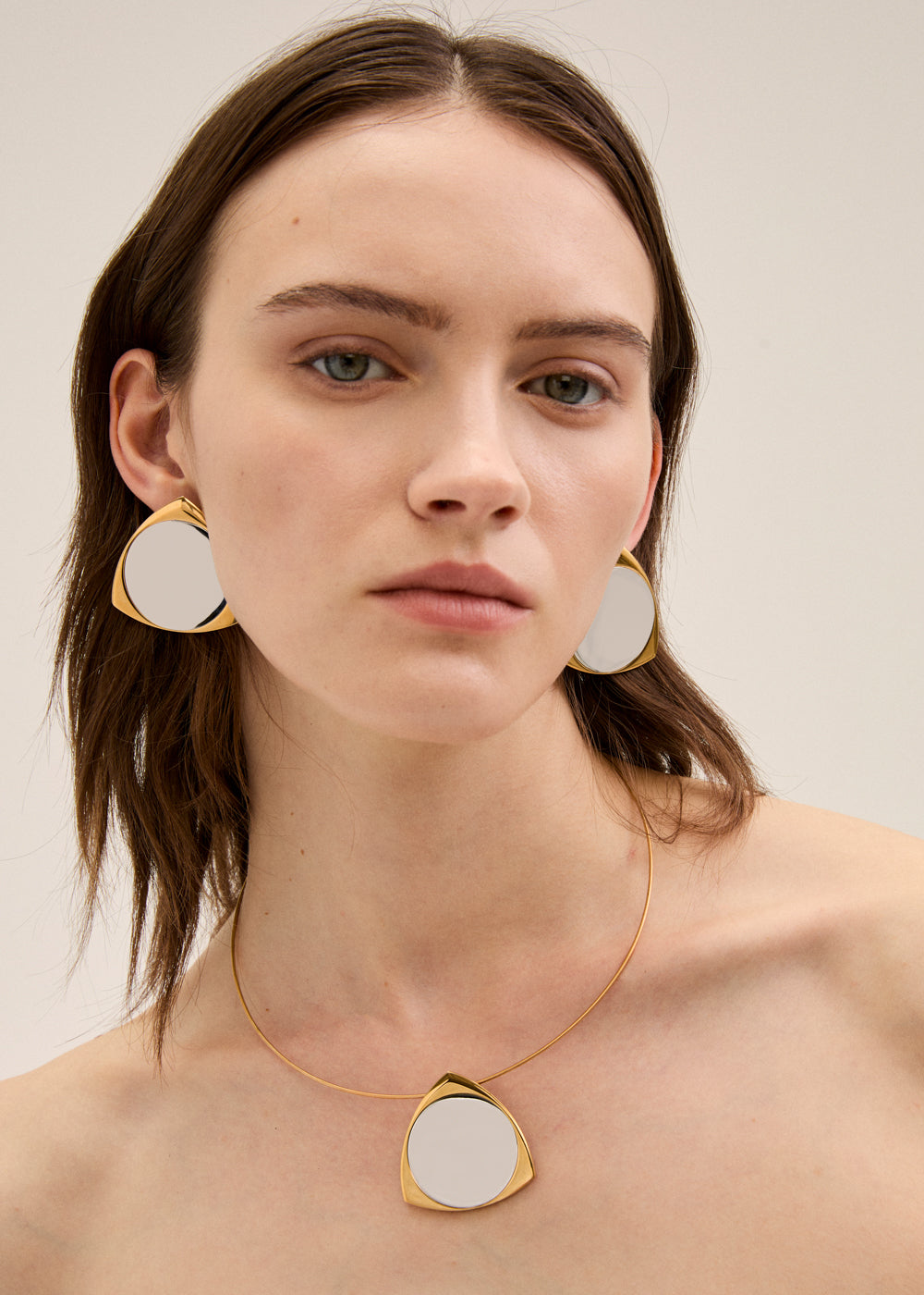 Rigid necklace with triangle, in 18kt gold-plated stainless steel