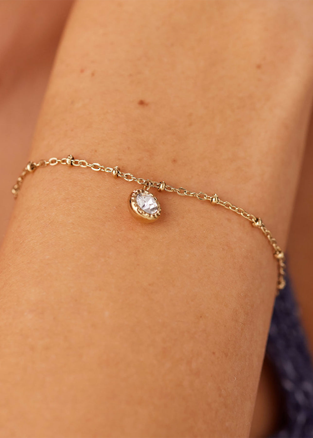 Bracciale Aurora in acciaio con finitura pvd oro 14K e cristallo pendente