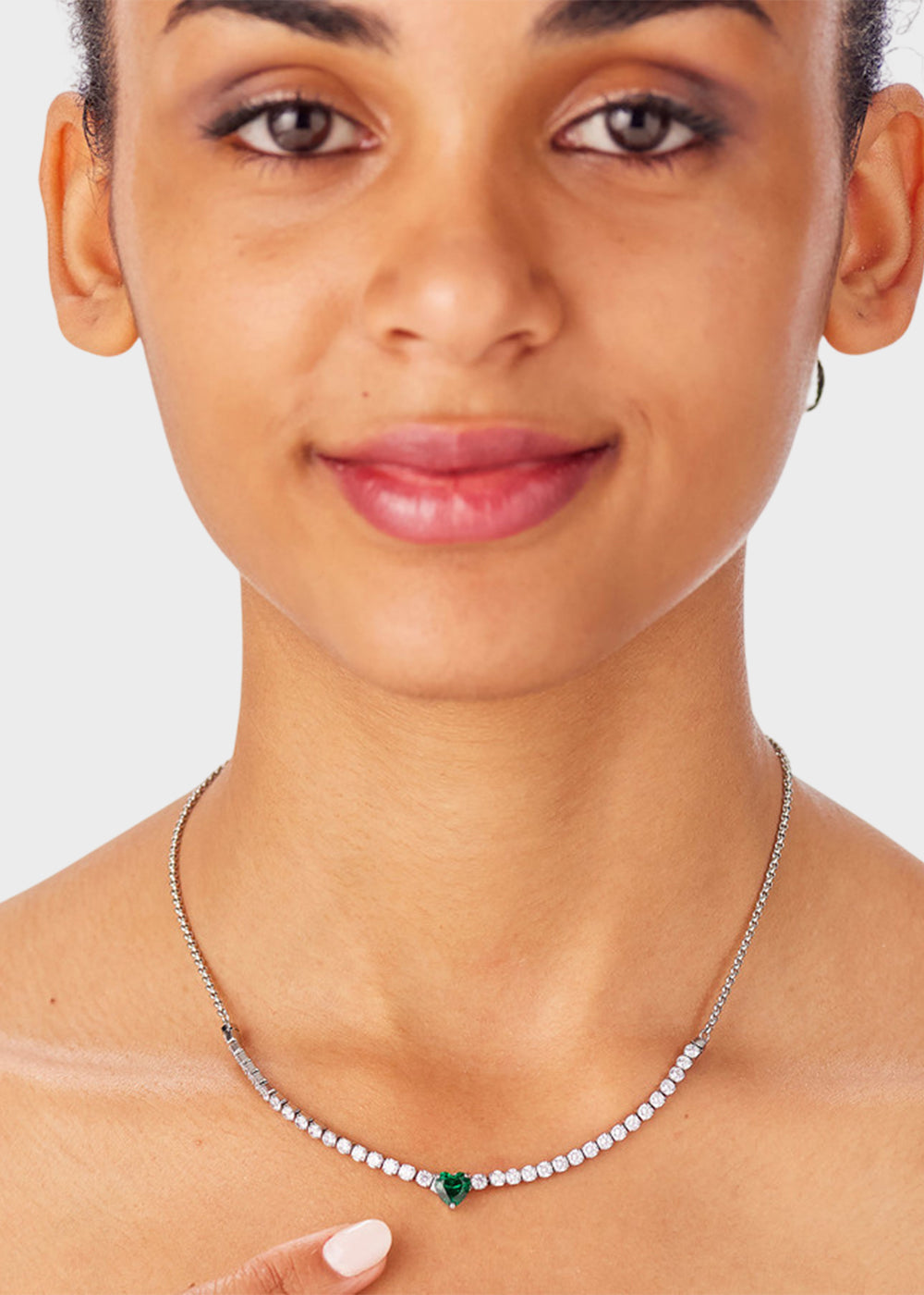 Collana Dazzly girocollo in acciaio con zirconi e zircone centrale a forma di cuore verde