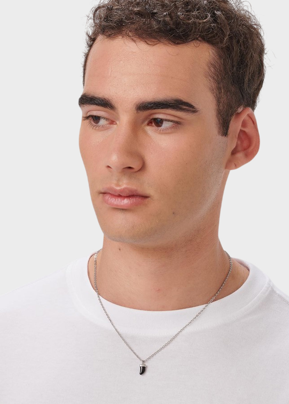 Collana Charisma in acciaio con pendente a forma di dente di squalo e smalto nero