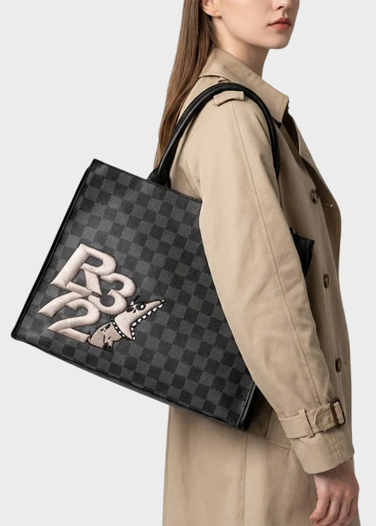 Borsa a mano con tracolla, logo ricamato frontale e trama a scacchi
