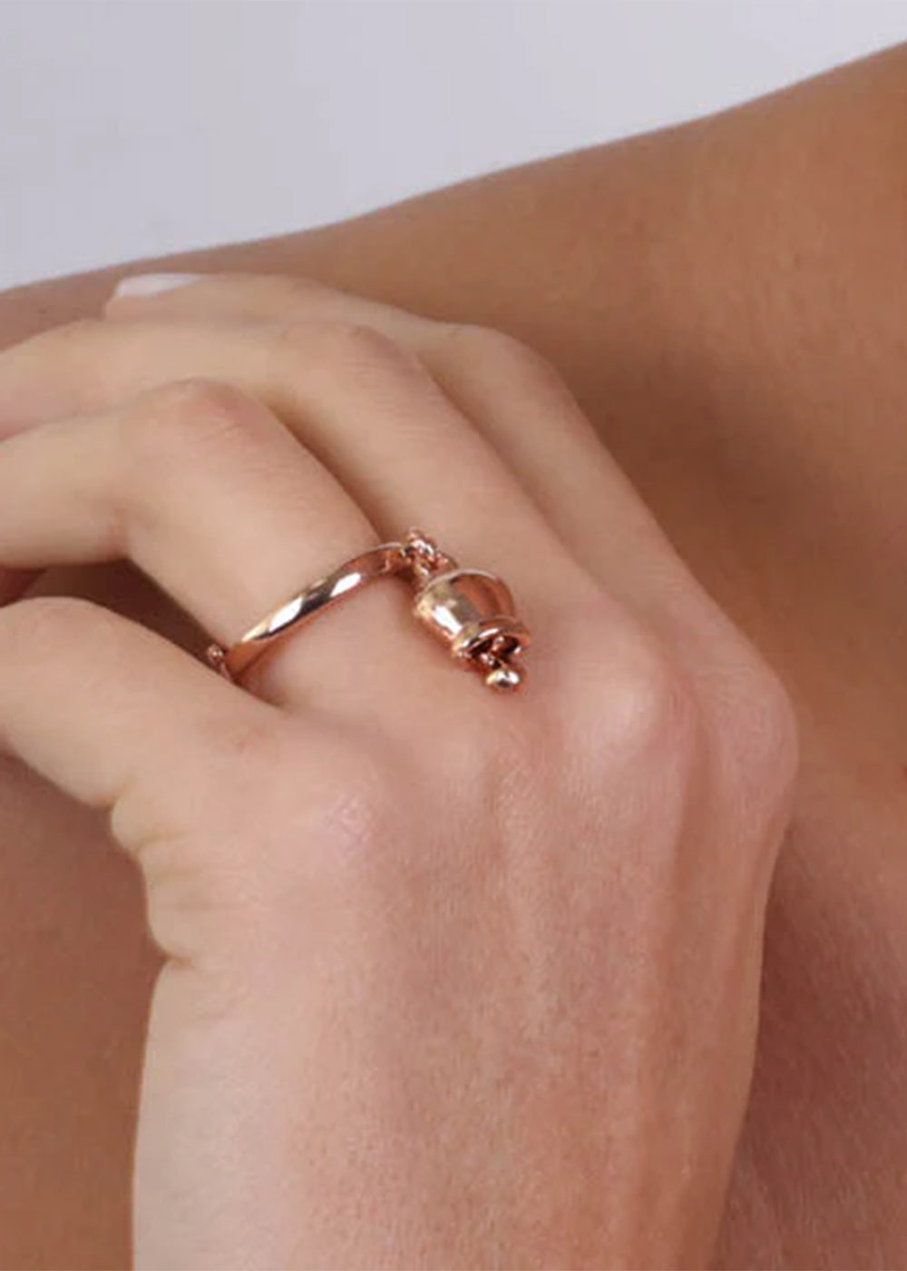 Anello in Metallo color oro con campanella portafortuna pendente e punto luce