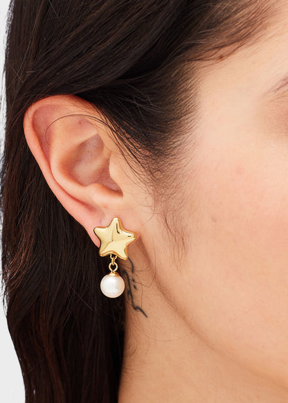 Orecchini pendenti Stellar in acciaio a forma di stella con finitura pvd oro 14K e perle di conchiglia