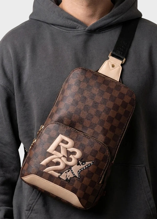 Borsello monospalla con logo ricamato frontale e trama a scacchi, "Limited Edition"