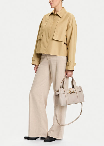 Handbag with shoulder strap and magnetic closure