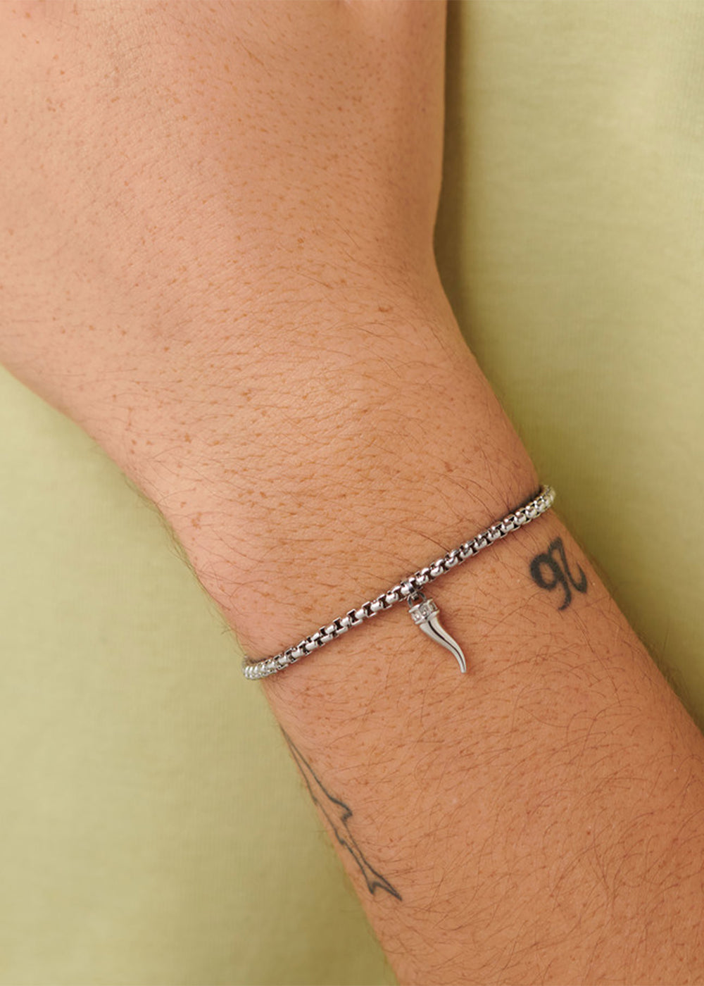 Bracciale Rogue in acciaio con pendente a forma di cornetto e zirconi