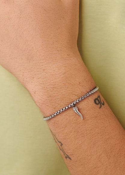 Bracciale Rogue in acciaio con pendente a forma di cornetto e zirconi