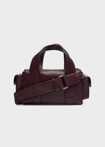 Handbag with shoulder strap and side pockets