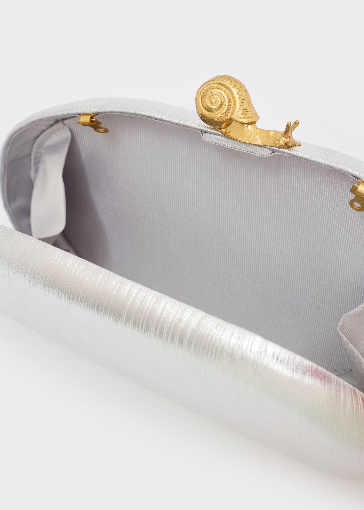 Clutch Zahra con chiusura Chiocciola e tracolla a catena