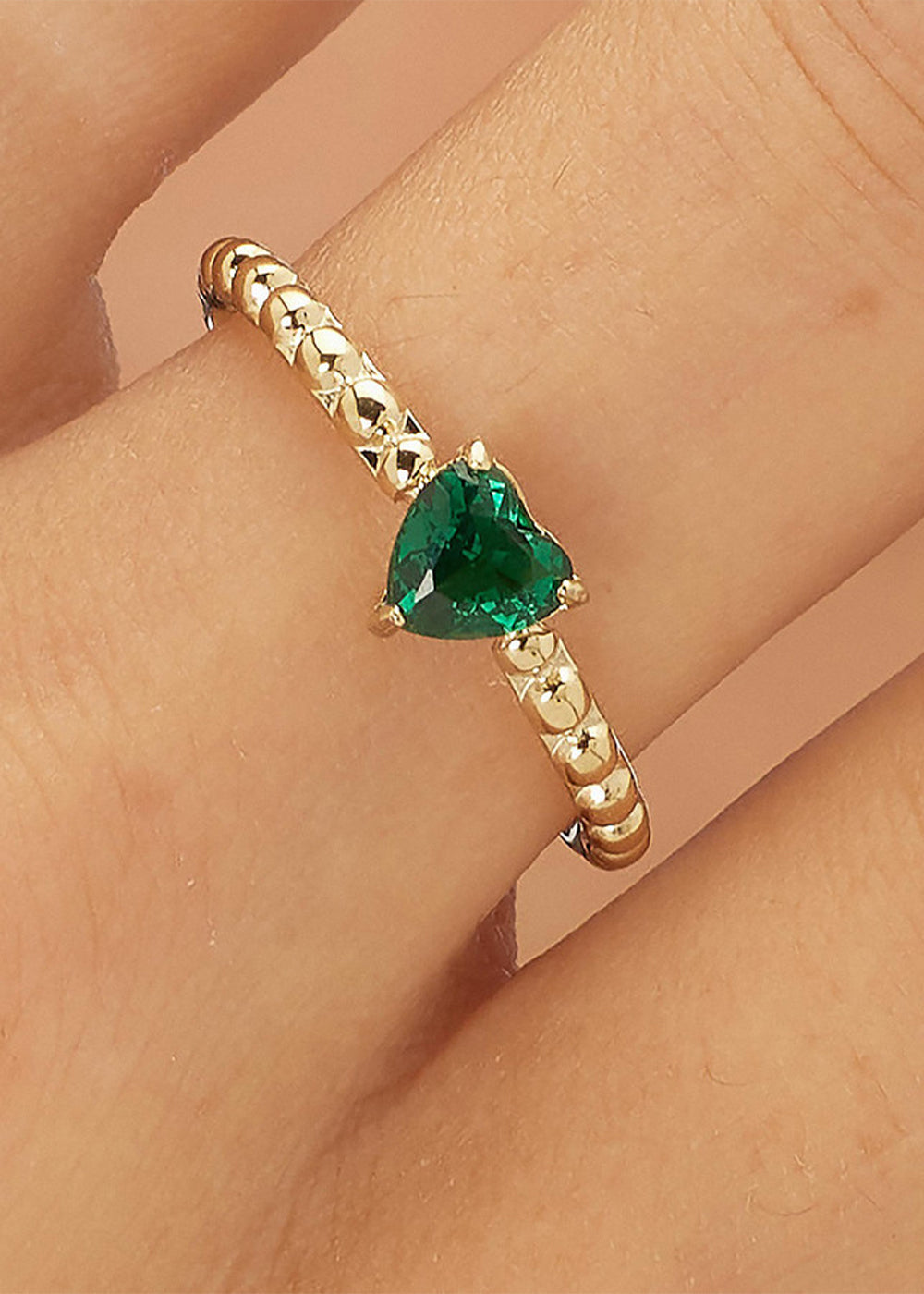 Anello regolabile Dazzly in acciaio con finitura pvd oro 14k e pietra a forma di cuore verde