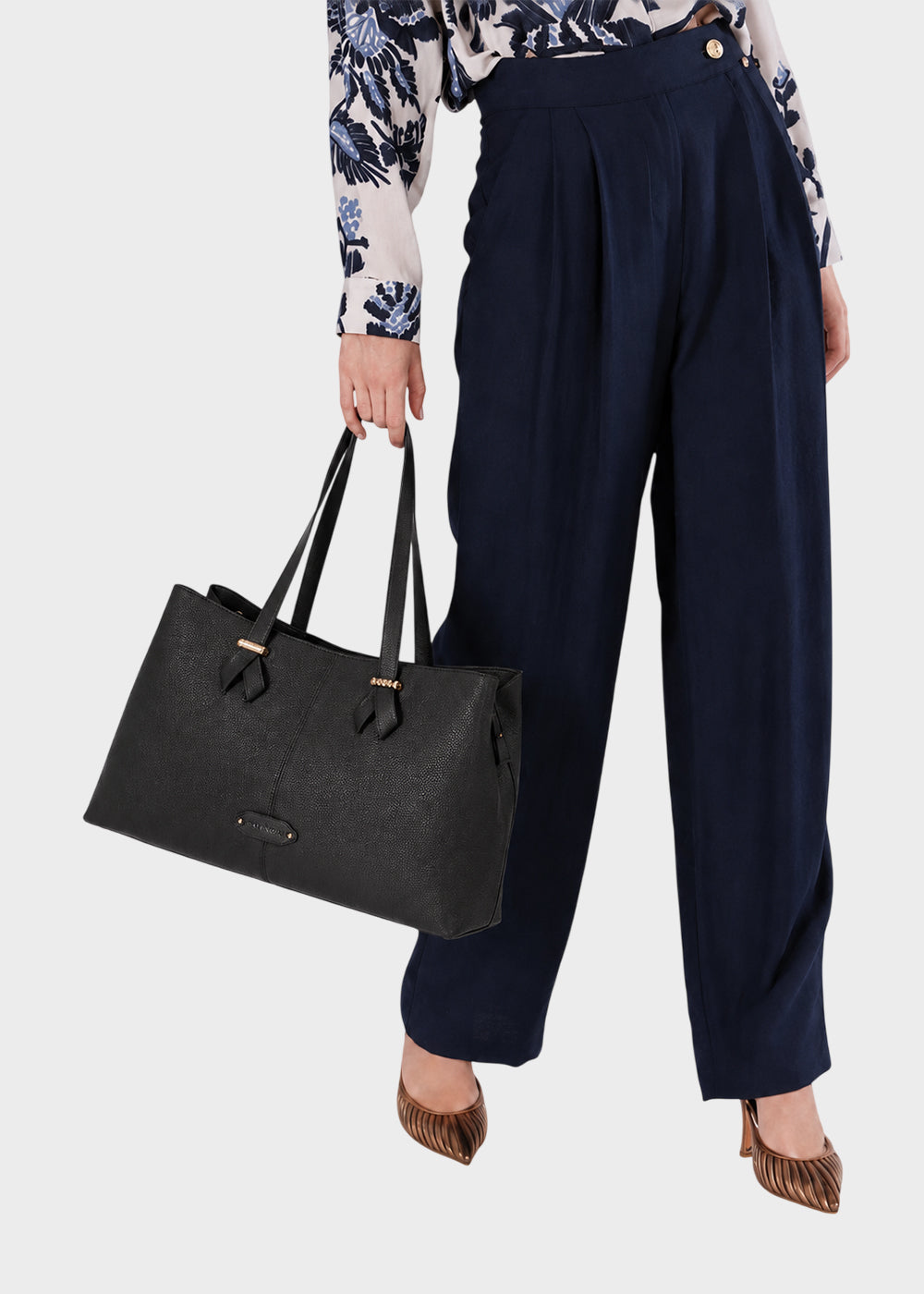 Borsa da spalla con logo frontale
