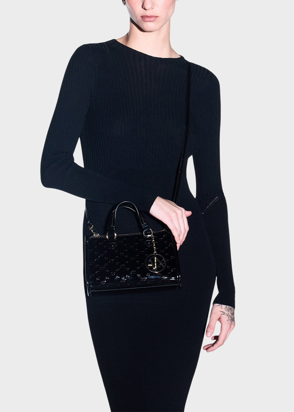 Borsa a mano Gynger Patent Bauletto S con tracolla, logo all over lucida-2