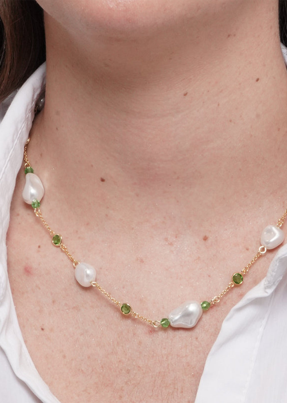 Collana in Metallo color oro con perle irregolari e pietre verdi
