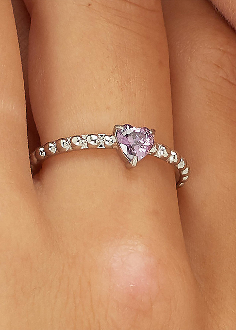 Anello regolabile Dazzly in acciaio con pietra a forma di cuore viola