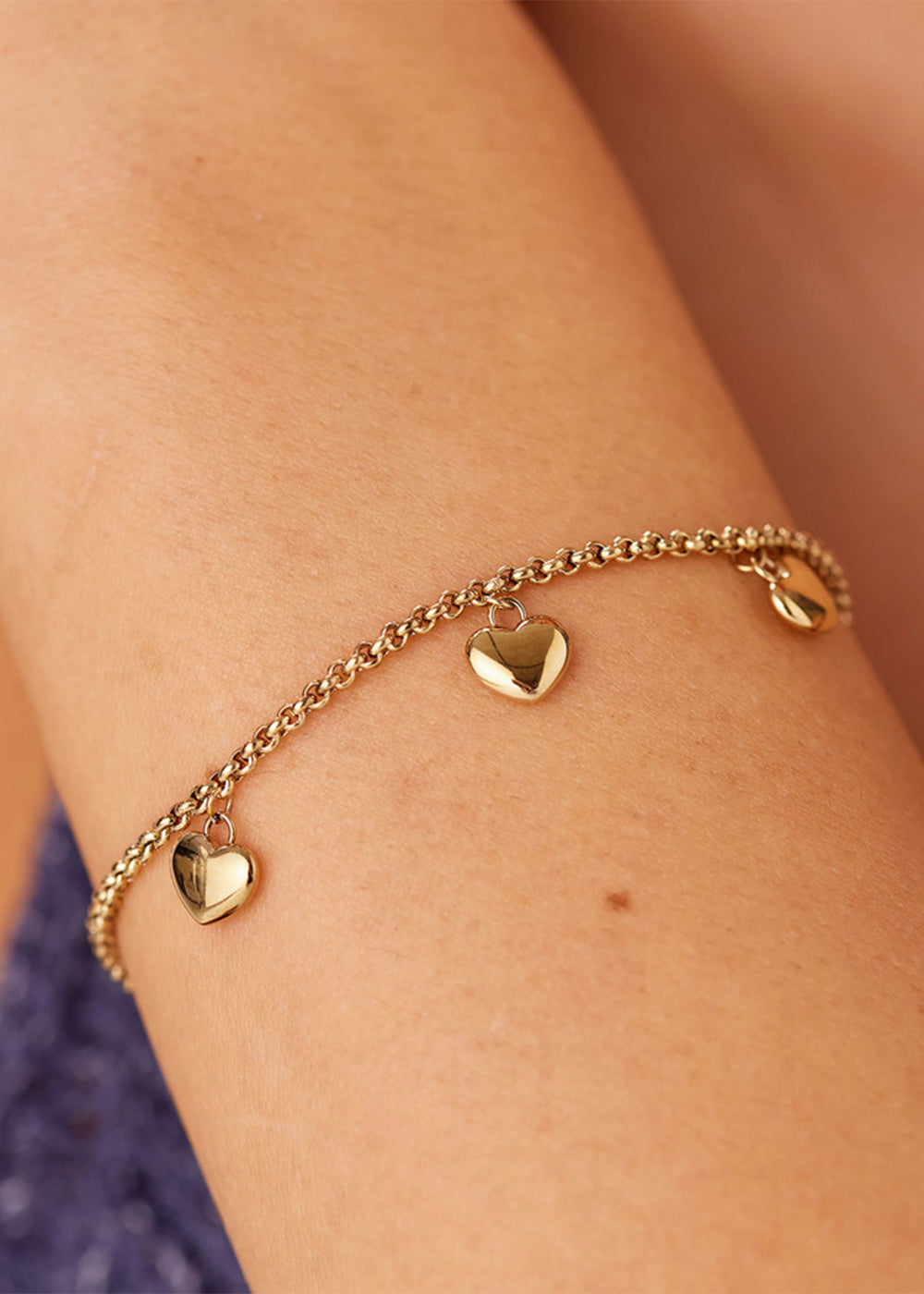 Bracciale Aurora in acciaio con finitura pvd oro 14K e  pendenti a forma di cuore
