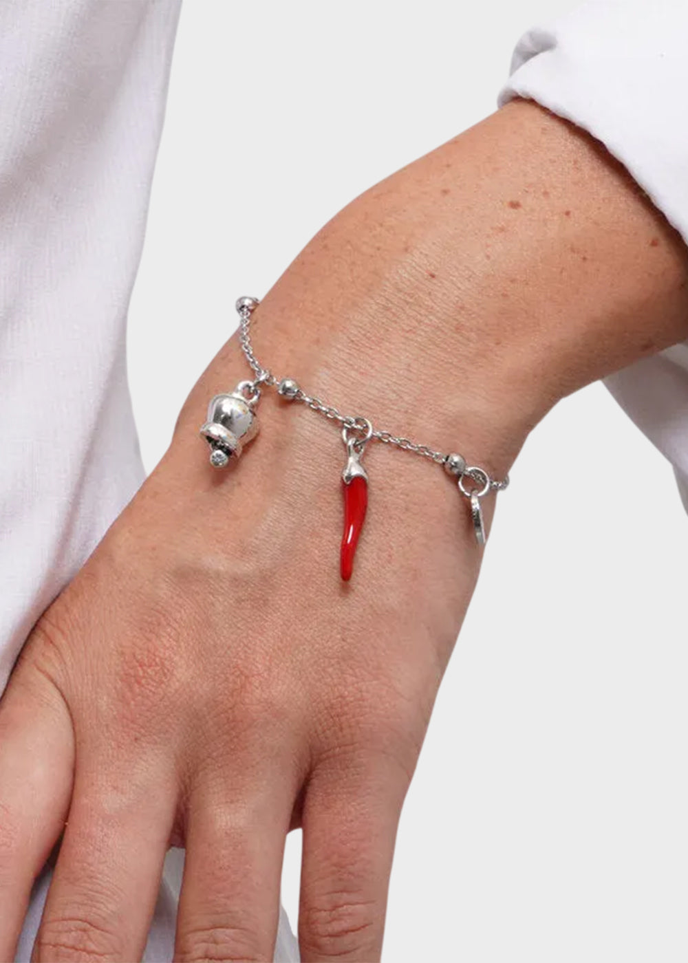Bracciale in Acciaio color argento con cornetto rosso pendente e campanella portafortuna con punto luce