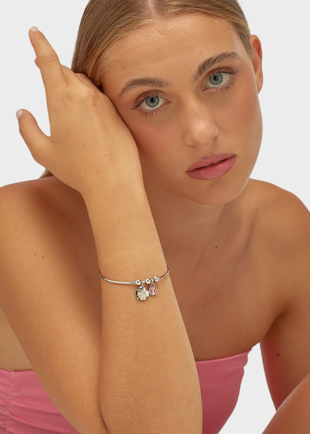 Bracciale rigido Feelings in acciaio con sfere e pendenti a forma di quadrifoglio e coccinella con smalto rosso e cristalli