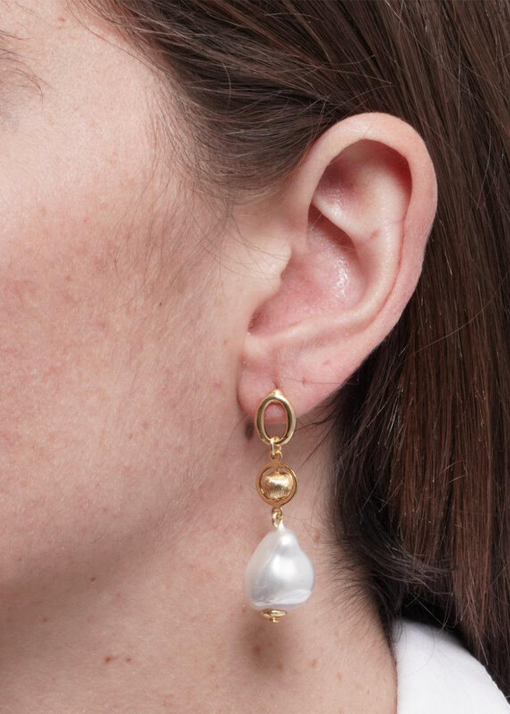 Orecchini in Metallo color oro con perla irregolare e sfera