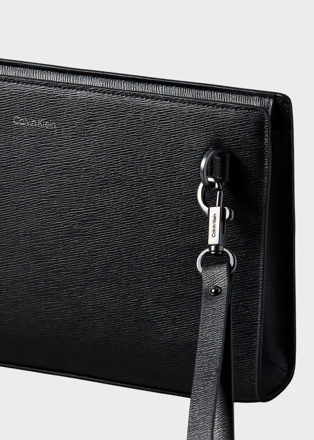 Pochette con manico e logo metallico