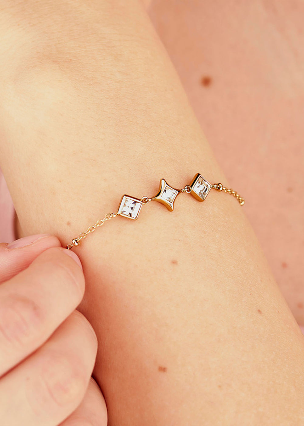 Bracciale Luce in acciaio con finitura pvd oro 14K e cristalli centrali