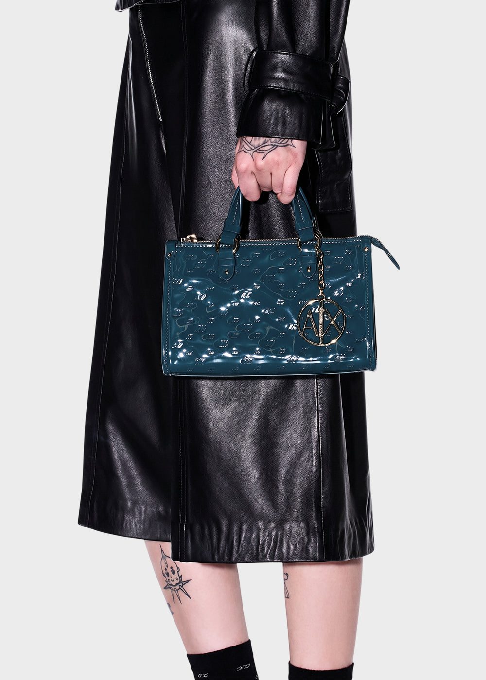 Borsa a mano Gynger Patent Bauletto S con tracolla, logo all over lucida-3