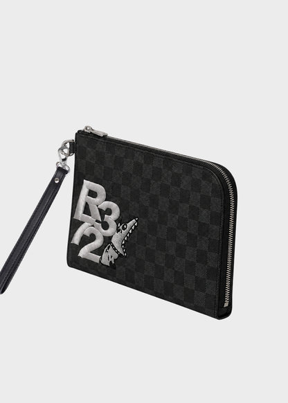 Pochette con manico da polso, logo ricamato frontale e trama a scacchi