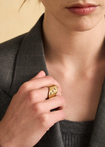 Anello Zury a fascia con pietre bianche in acciaio