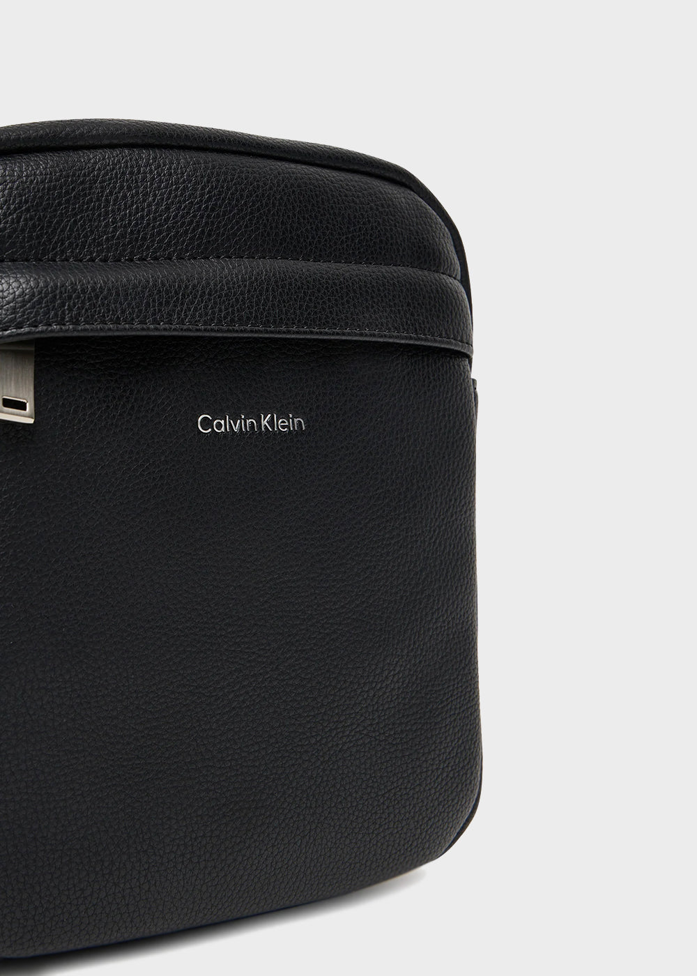 Micro hammered reporter bag with zip