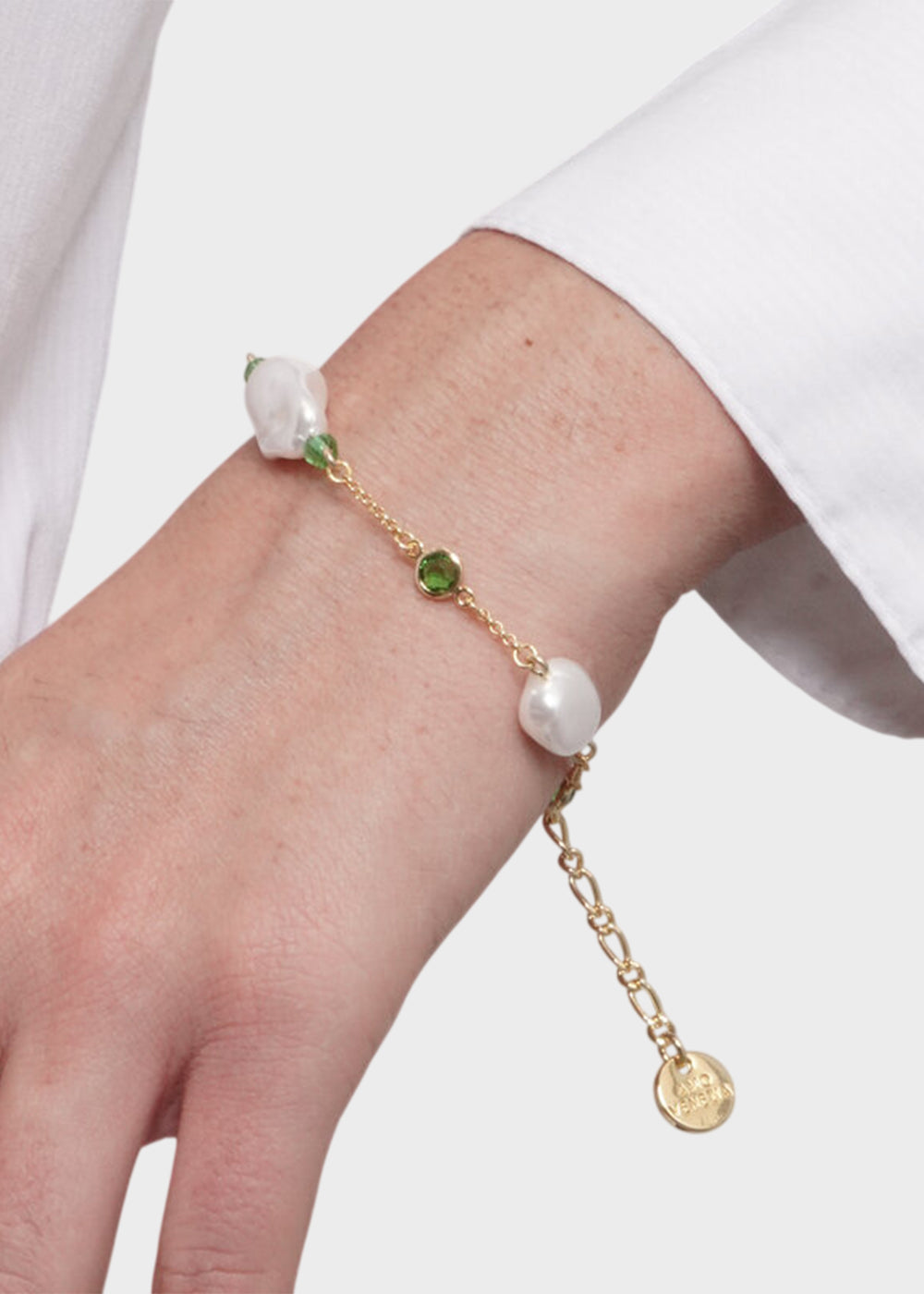 Bracciale in Metallo color oro con perle irregolari e pietre verdi
