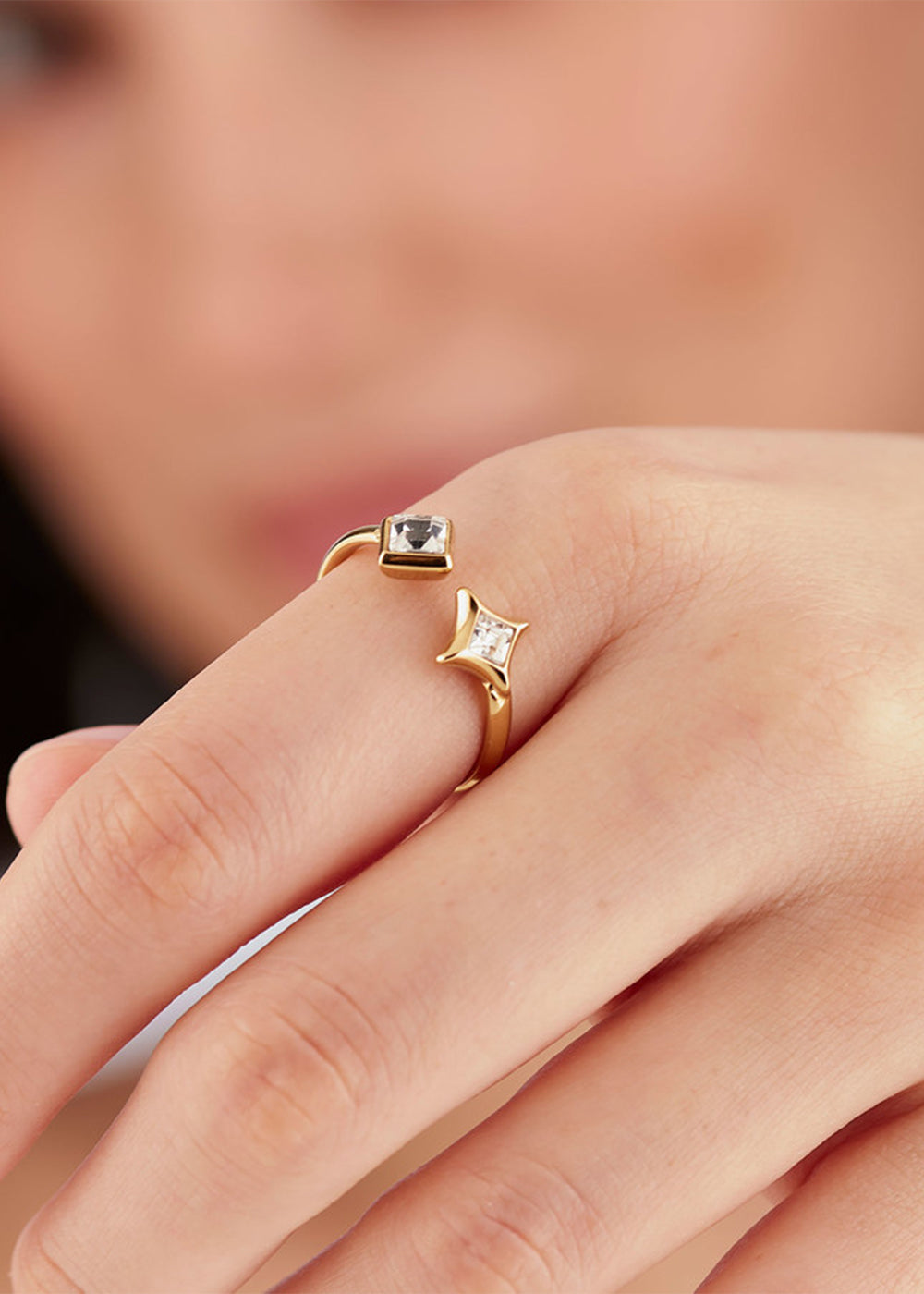 Anello regolabile Luce in acciaio con finitura pvd oro 14K e cristalli