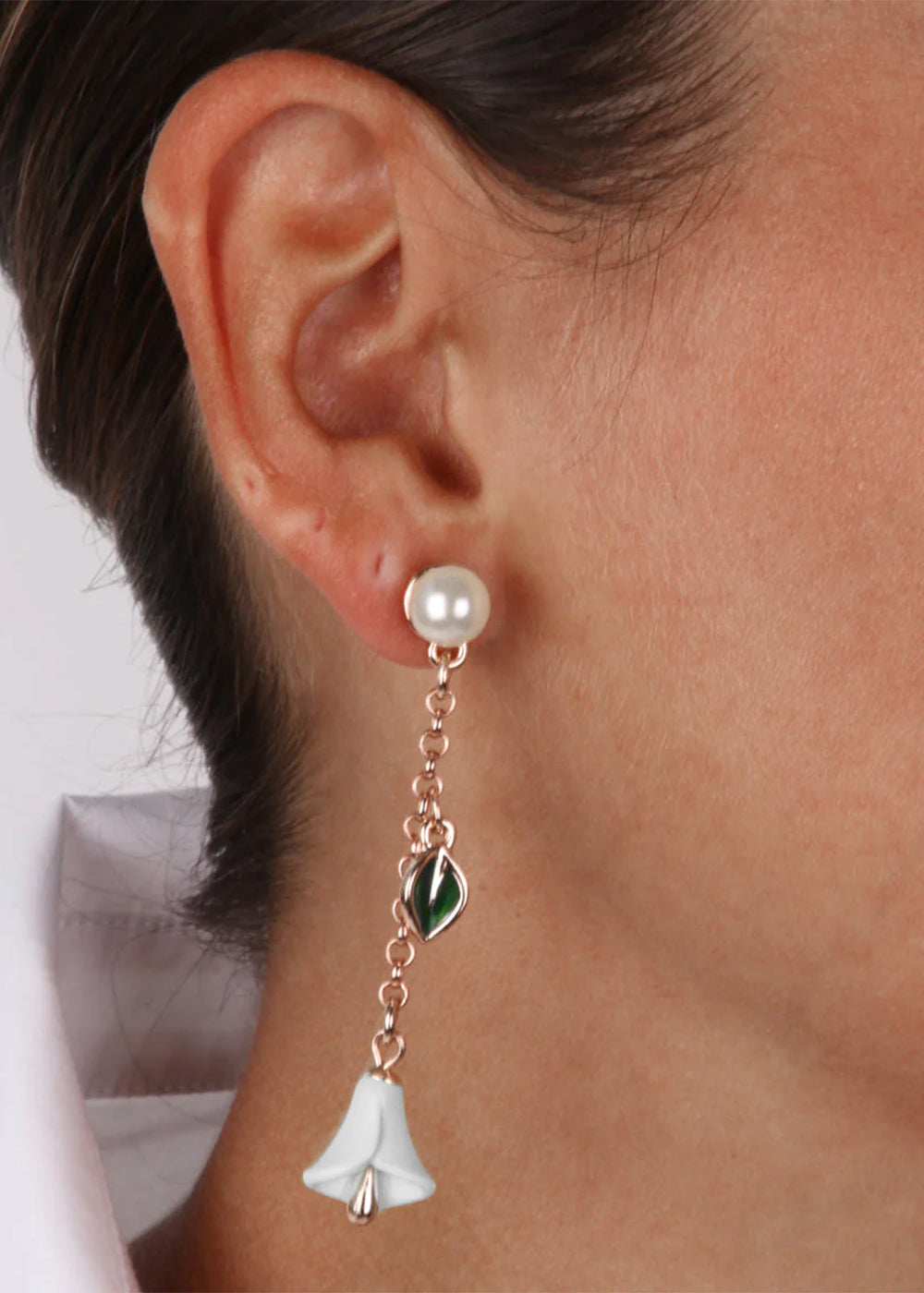 Orecchini in Metallo color oro con dettaglio a lobo in perla bianca e campanelle a forma di calla