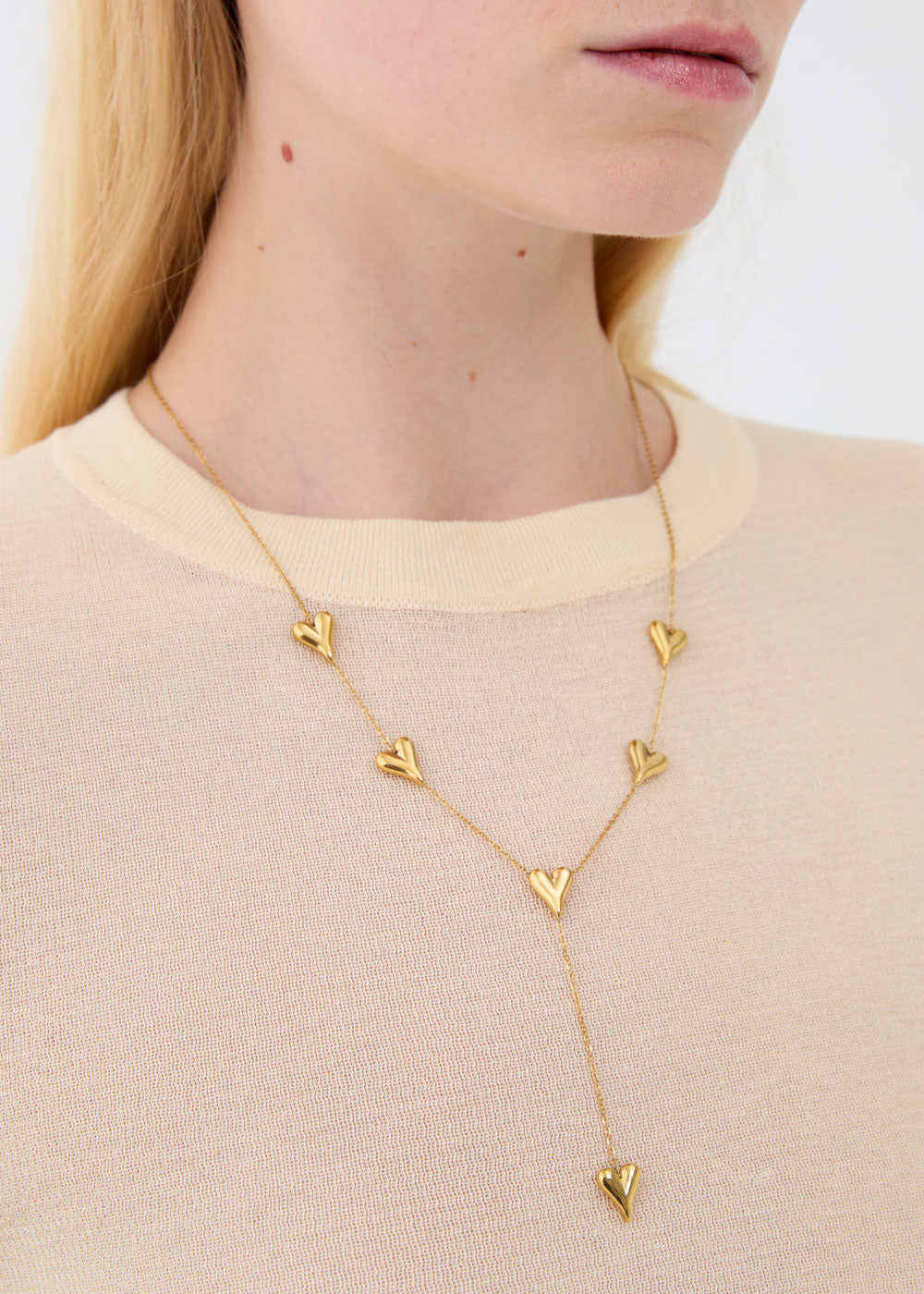 Collana sottile con elementi Cuore in acciaio