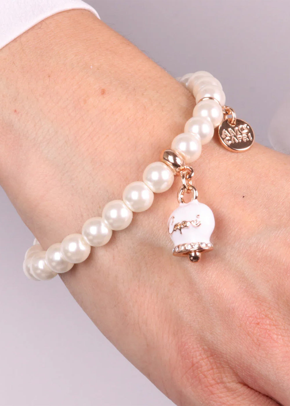 Bracciale in Metallo con perle e campanella portafortuna bianca con scritta Capri