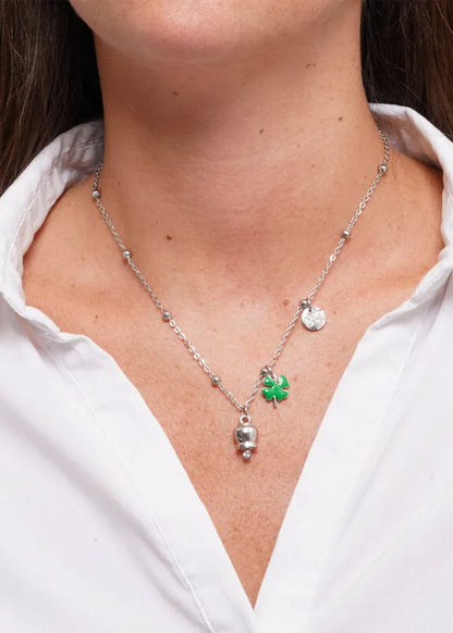 Collana in Acciaio color argento con quadrifoglio pendente in smalto verde e campanella argento