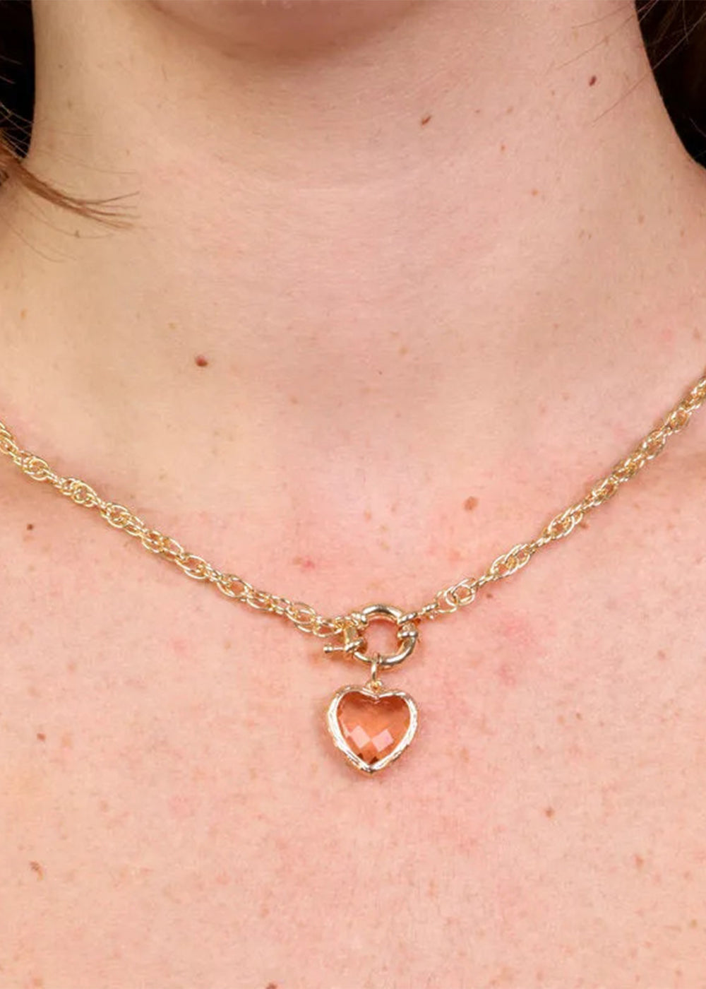 Collana in Metallo color oro con cuore rosa