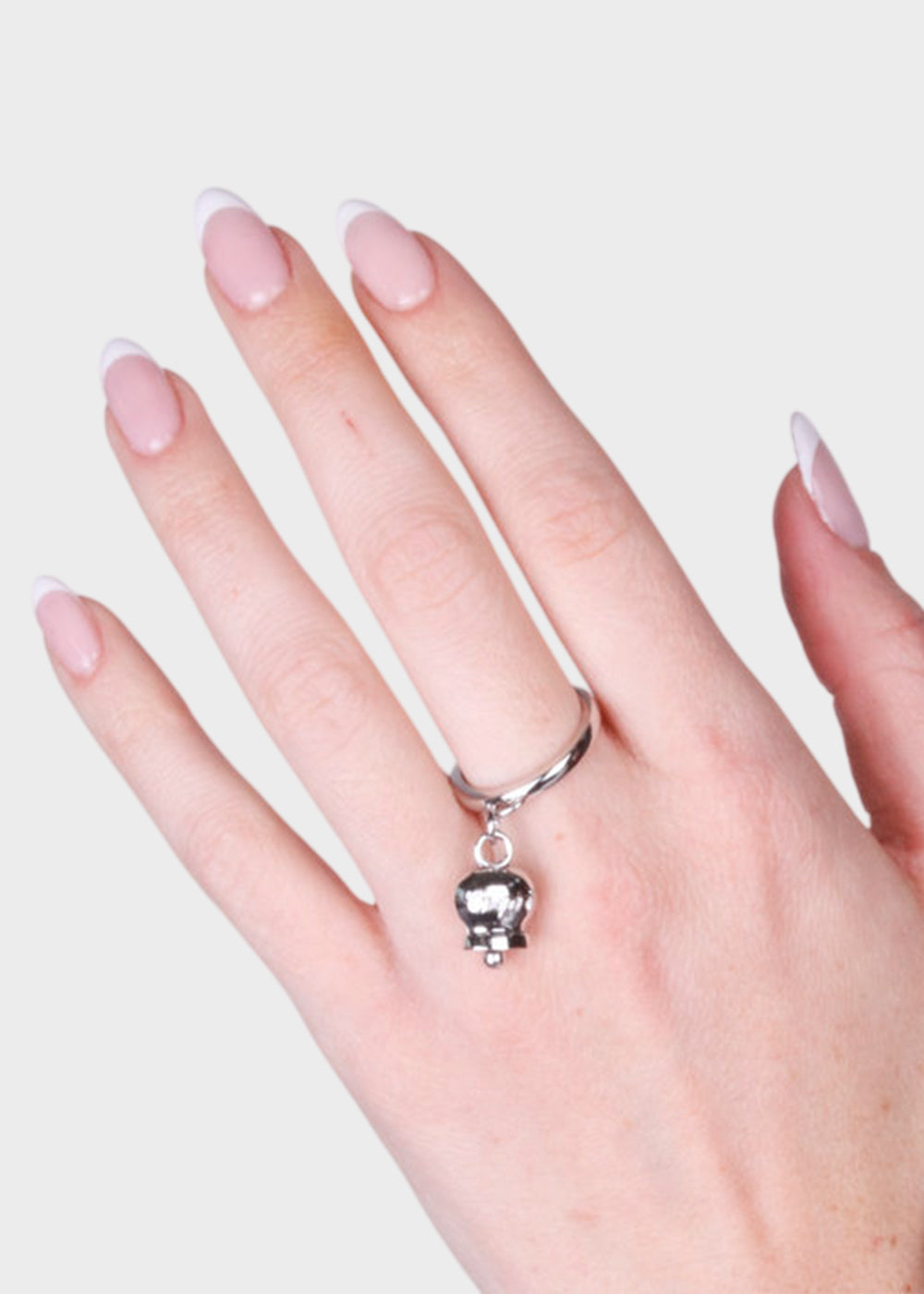 Anello in Acciaio color argento con campanella pendente argento con scritta Capri