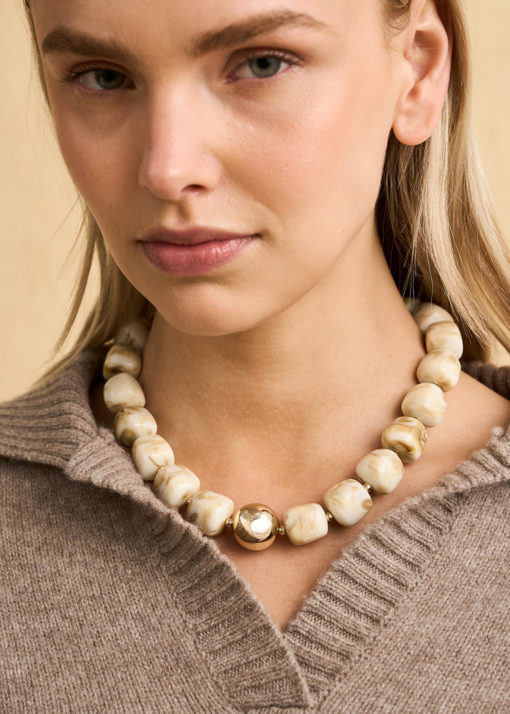 Collana Cloudy in resina beige