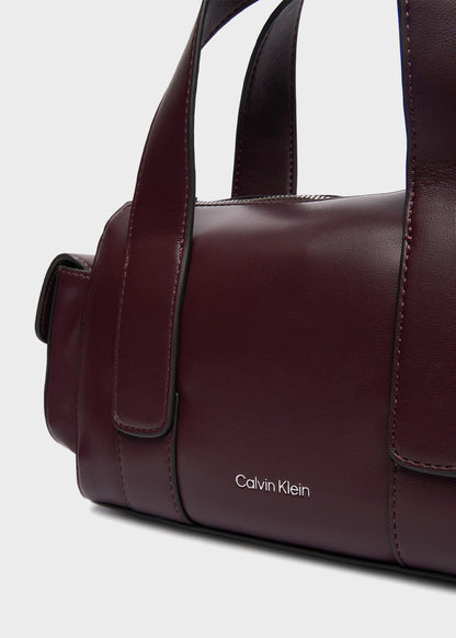 Handbag with shoulder strap and side pockets