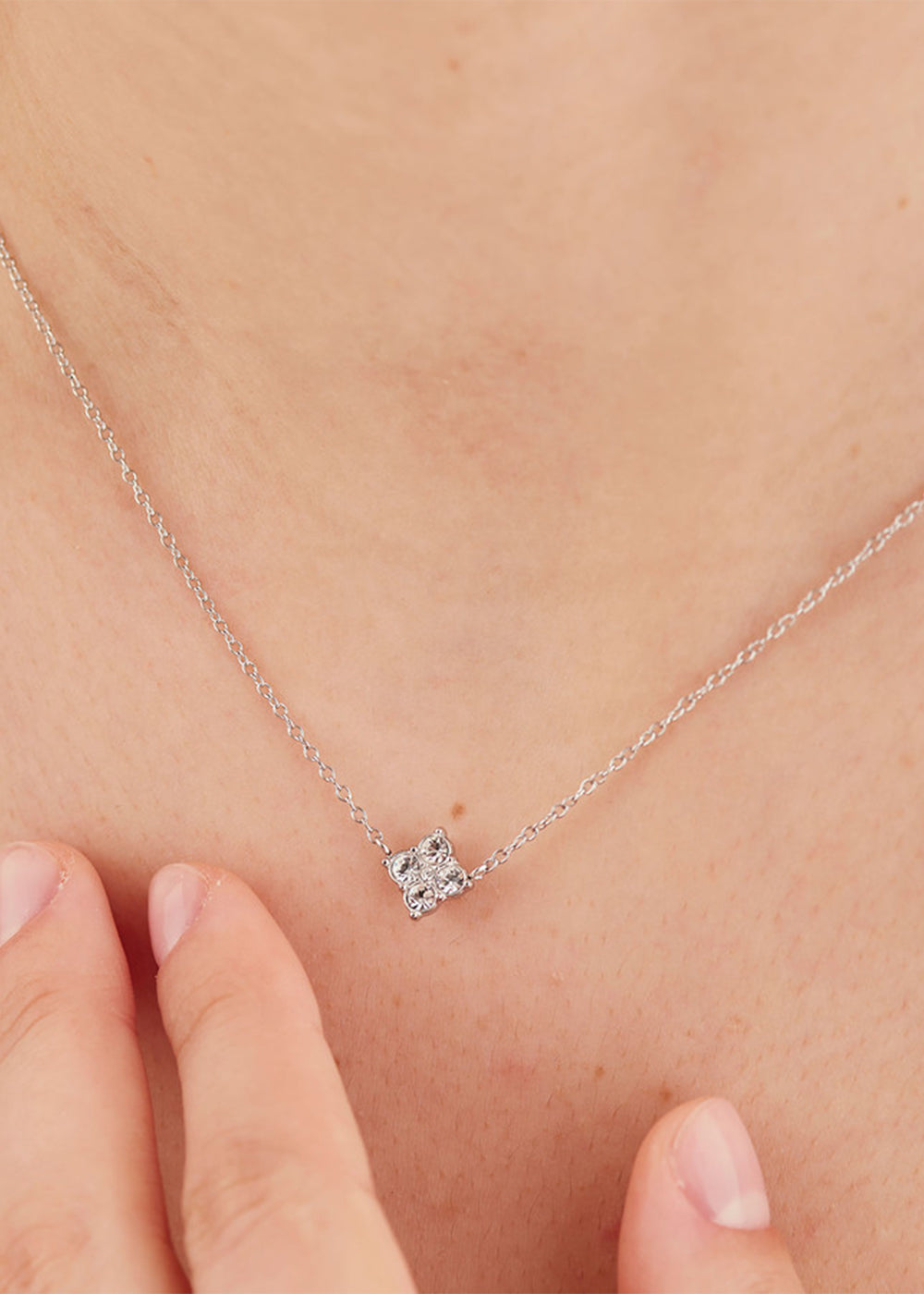 Collana Gleam girocollo in acciaio con cristalli centrali