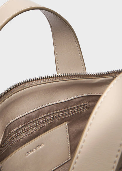 Handbag with shoulder strap and side pockets