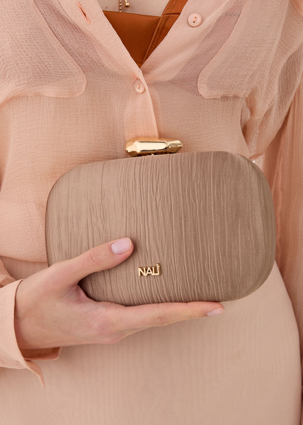 Clutch Nadine Plissé laminato con tracolla a catena