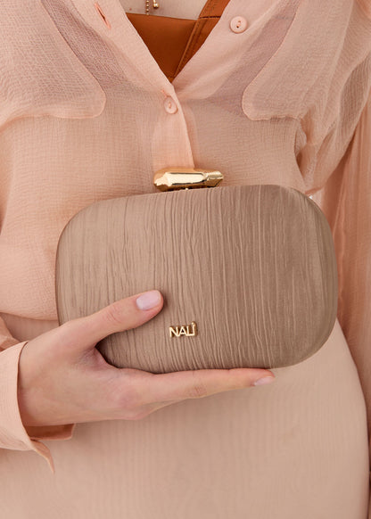 Clutch Nadine Plissé laminato con tracolla a catena