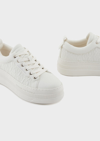 Sneakers con logo in rilievo all over