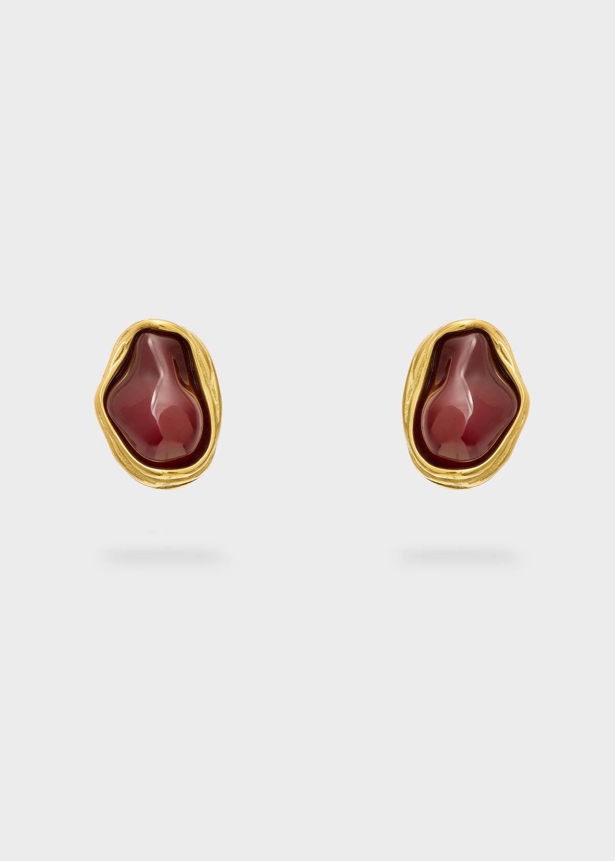 Orecchini in acciaio sinuosi con pietra bordeaux