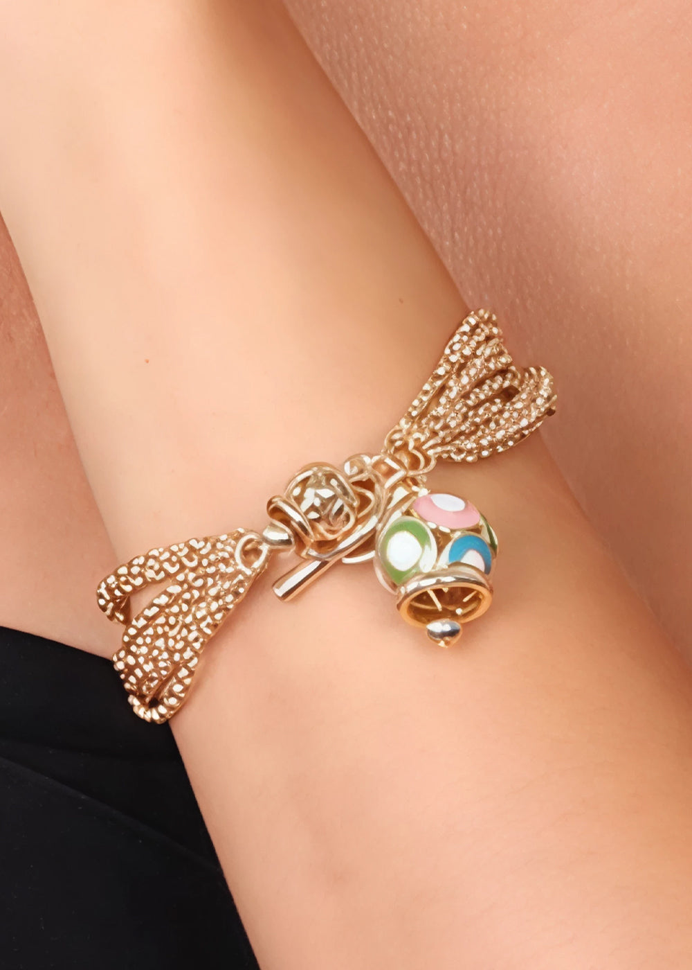Bracciale in Metallo color oro con campana colorata e campanella traforata a cuori