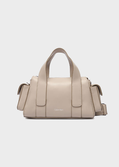 Handbag with shoulder strap and side pockets