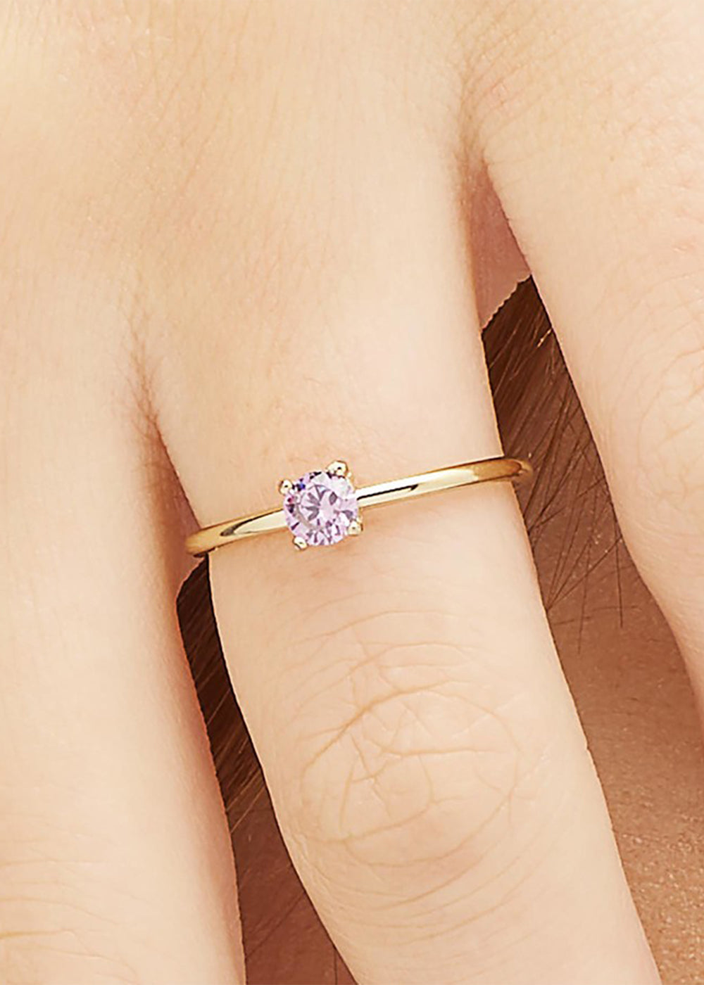 Anello regolabile Dazzly in acciaio color oro con finitura pvd oro 14K e pietra viola