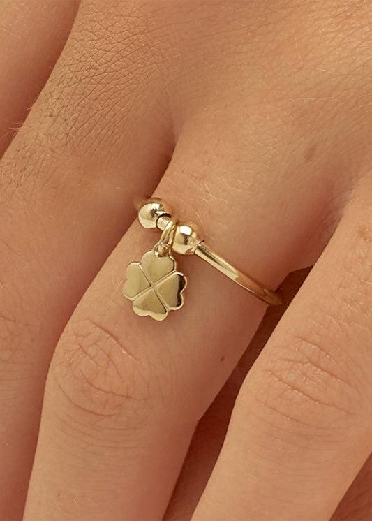 Anello regolabile Feelings in acciaio con finitura pvd oro 14K e sfere e pendente a forma di quadrifoglio