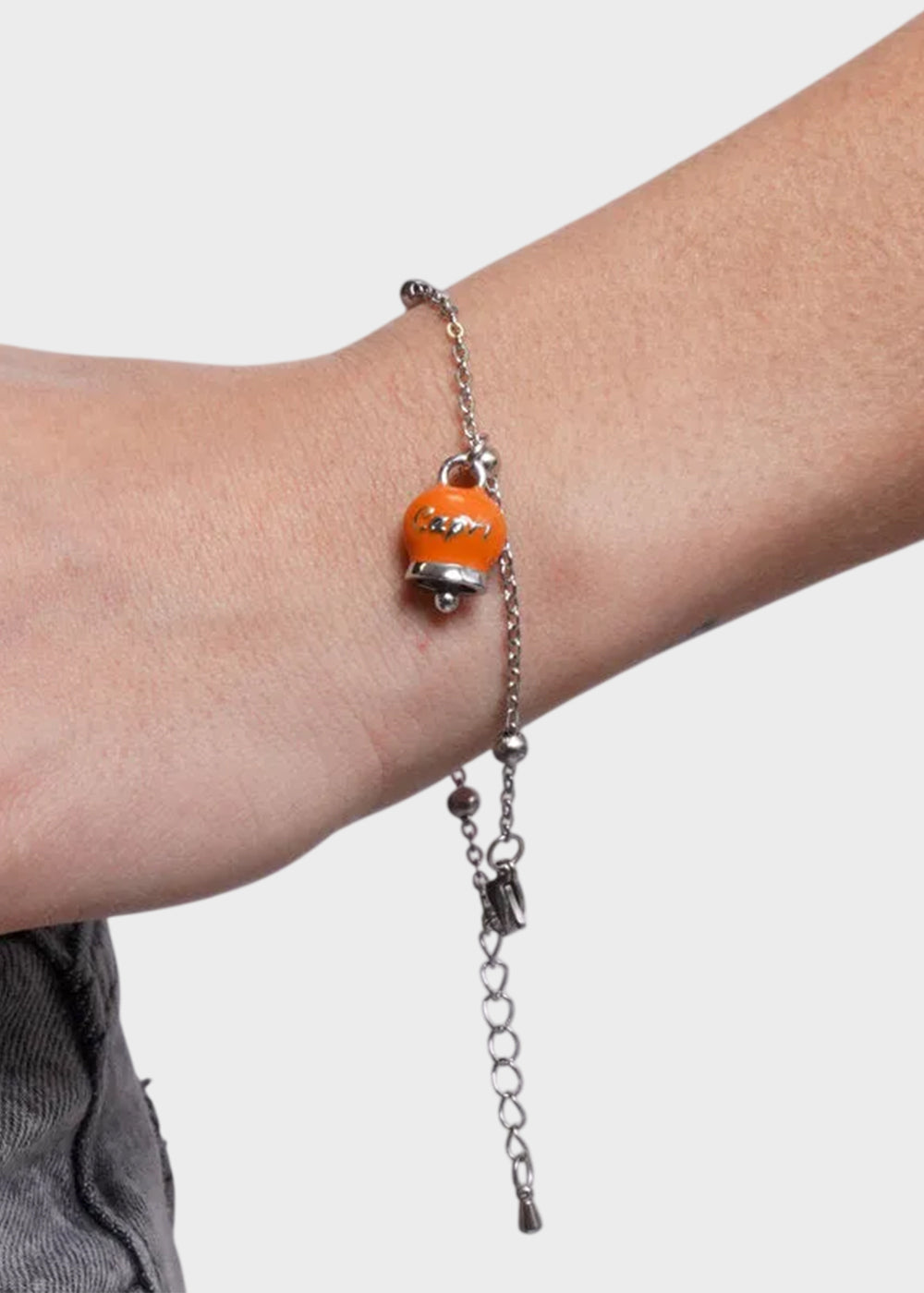 Bracciale in Acciaio color argento con campanella pendente arancione con scritta Capri-2