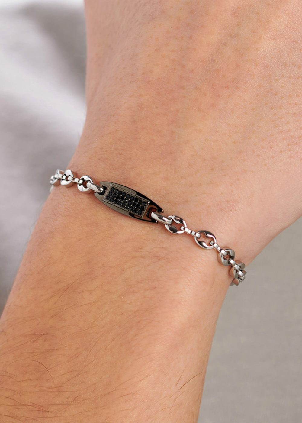 Bracciale catena Titan in acciaio con finitura pvd colore nero e targa centrale con cristalli neri